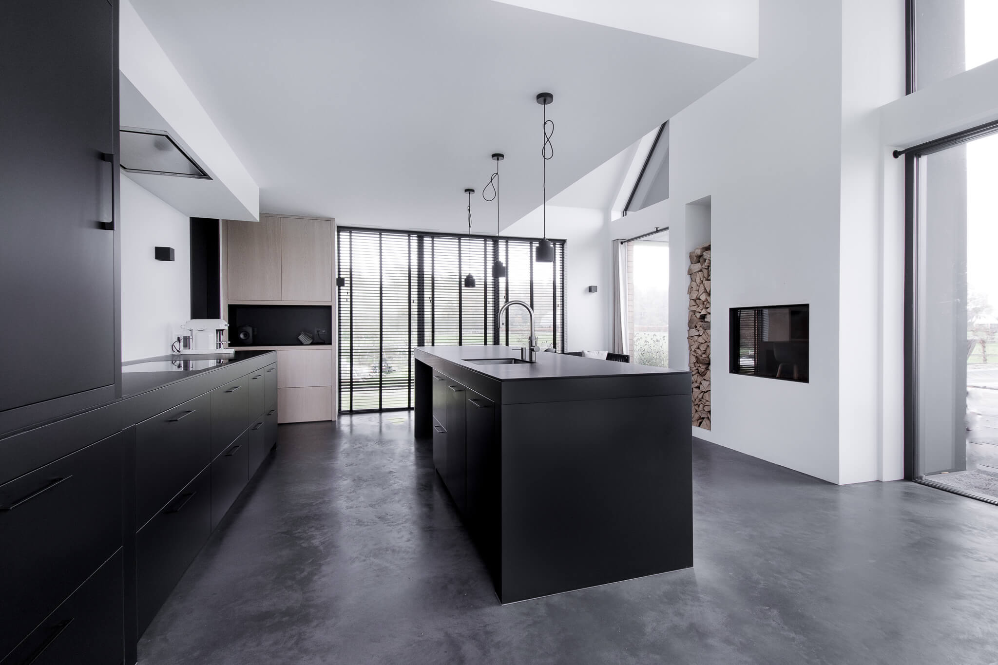 Schuurwoning interieur met zwarte keuken