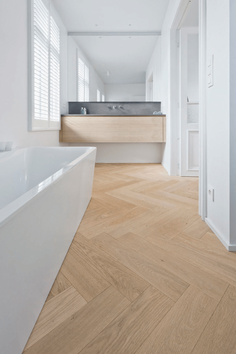 Eiken visgraatvloer in de badkamer