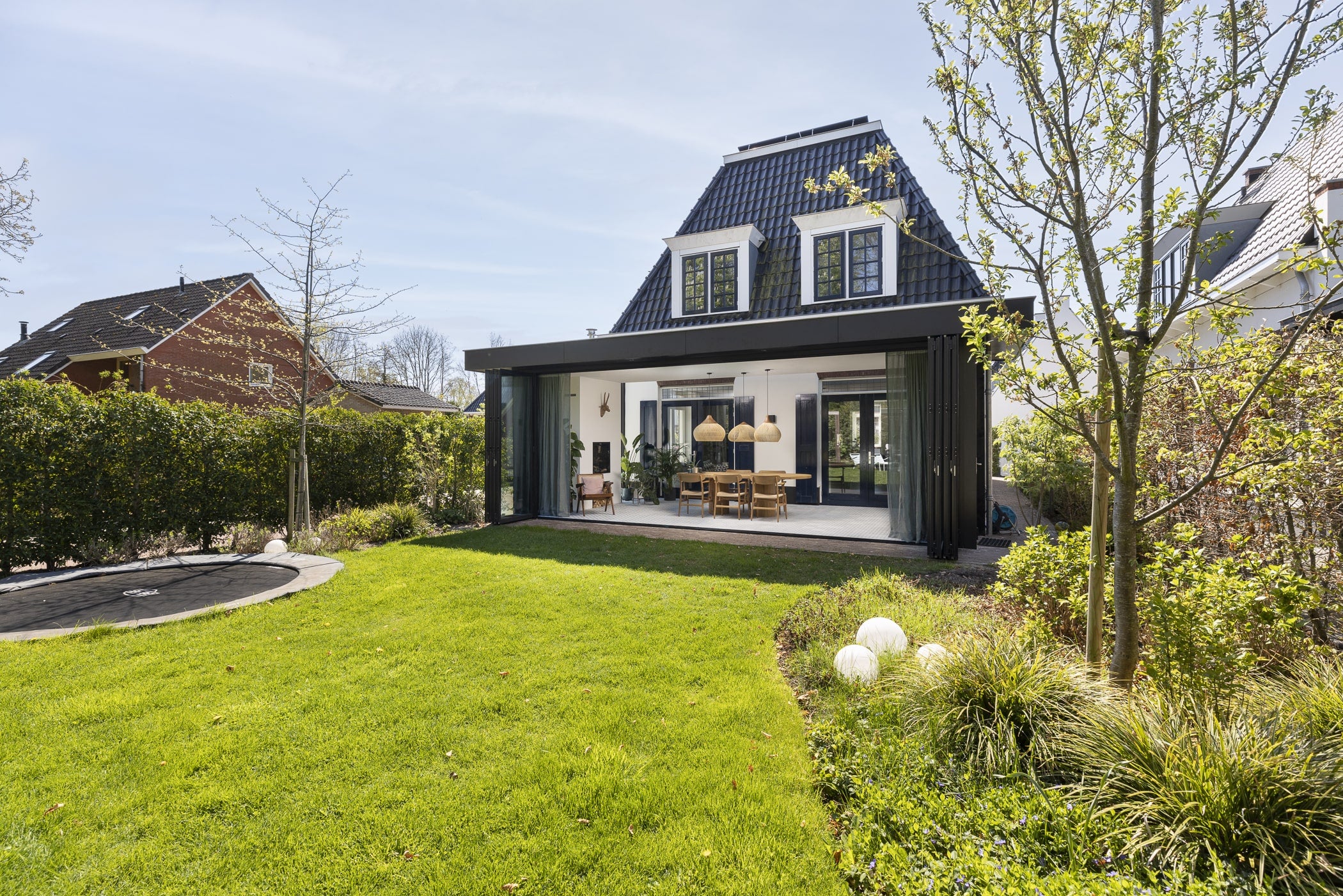 Luxe serreaanbouw met een klassieke teint