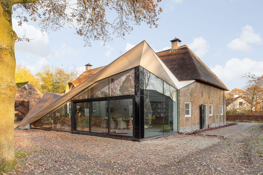 Moderne aanbouw woonboerderij