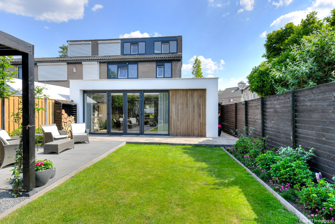 Moderne aanbouw met stucwerk en hout