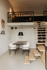 Luxe loft in oude textielfabriek met maatwerk keuken en designtrap