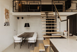 Luxe loft in oude textielfabriek met maatwerk keuken en designtrap