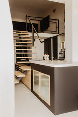 Luxe loft in oude textielfabriek met maatwerk keuken en designtrap