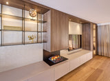 Licht en warm interieur met maatwerk wandmeubel en bronzen keuken