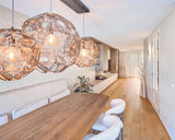 Licht en warm interieur met maatwerk wandmeubel en bronzen keuken
