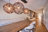 Licht en warm interieur met maatwerk wandmeubel en bronzen keuken