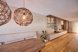 Licht en warm interieur met maatwerk wandmeubel en bronzen keuken