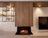 Licht en warm interieur met maatwerk wandmeubel en bronzen keuken