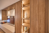 Licht en warm interieur met maatwerk wandmeubel en bronzen keuken