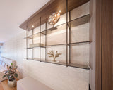 Licht en warm interieur met maatwerk wandmeubel en bronzen keuken