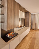 Licht en warm interieur met maatwerk wandmeubel en bronzen keuken