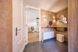 Licht en warm interieur met maatwerk wandmeubel en bronzen keuken
