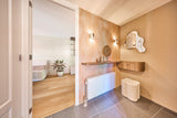 Licht en warm interieur met maatwerk wandmeubel en bronzen keuken
