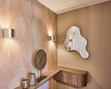 Licht en warm interieur met maatwerk wandmeubel en bronzen keuken