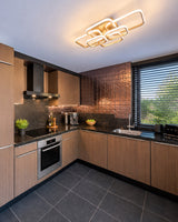 Licht en warm interieur met maatwerk wandmeubel en bronzen keuken