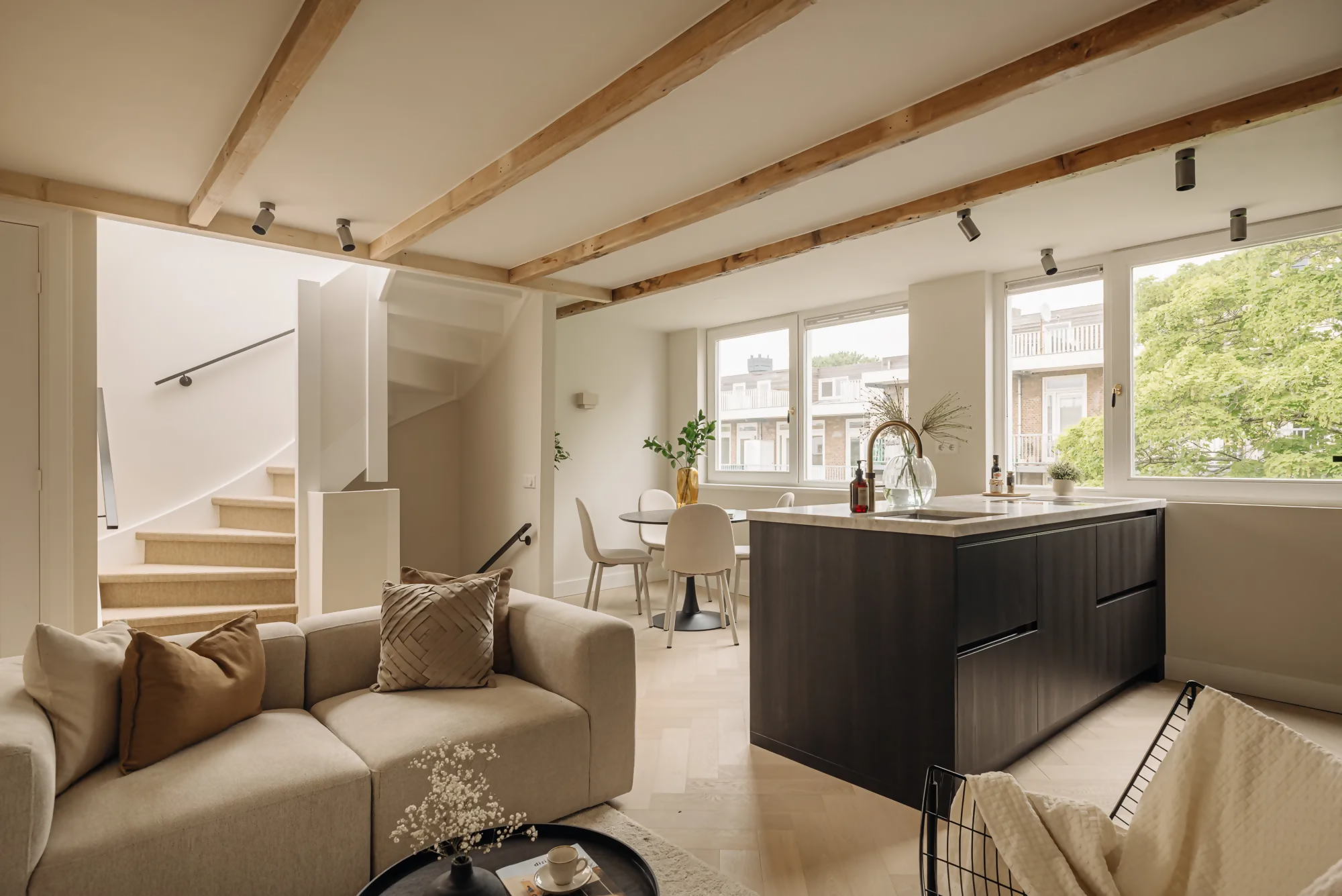 Appartementen Amsterdam-west-Studio A-appartementen,dakterras,eikenfineer,hoogwaardige afwerking,inbouwapparatuur,keramische tegels,kwartsiet werkblad,luxe badkamer,luxe keuken,modern interieur,moderne appartementen,stadswoning,stedelijk wonen,wastafel,wooncomfort-Appartementen Amsterdam-West – Luxe Interieurontwerp door Studio Å-OBLY