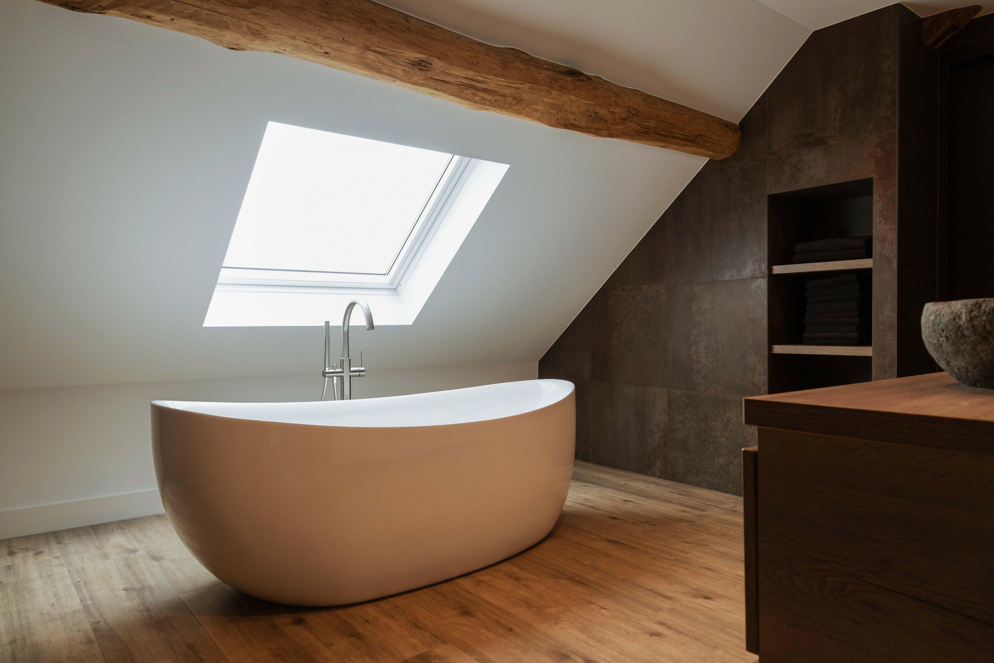 Badkamer transformatie boerderij-Auk Interiors-badkamer,wasbak-Natuurstenen waskommen en vrijstaand bad-OBLY