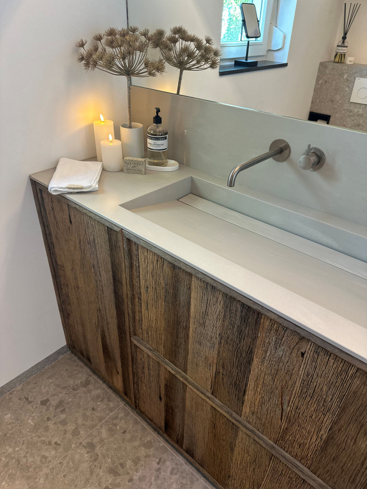 Badkamerproject met eiken barnwood, Japandi meubel en taatsdeur-Robuust-Badkamer,badkamer-meubel,badkamer-meubel-op-maat,badkamerproject,barnwood-badkamer,eiken-barnwood,japandi-badkamer,japandi-interieur,maatwerk-badkamer,taatsdeur-interieur-Maatwerk badkamer Japandi | Robuust-OBLY