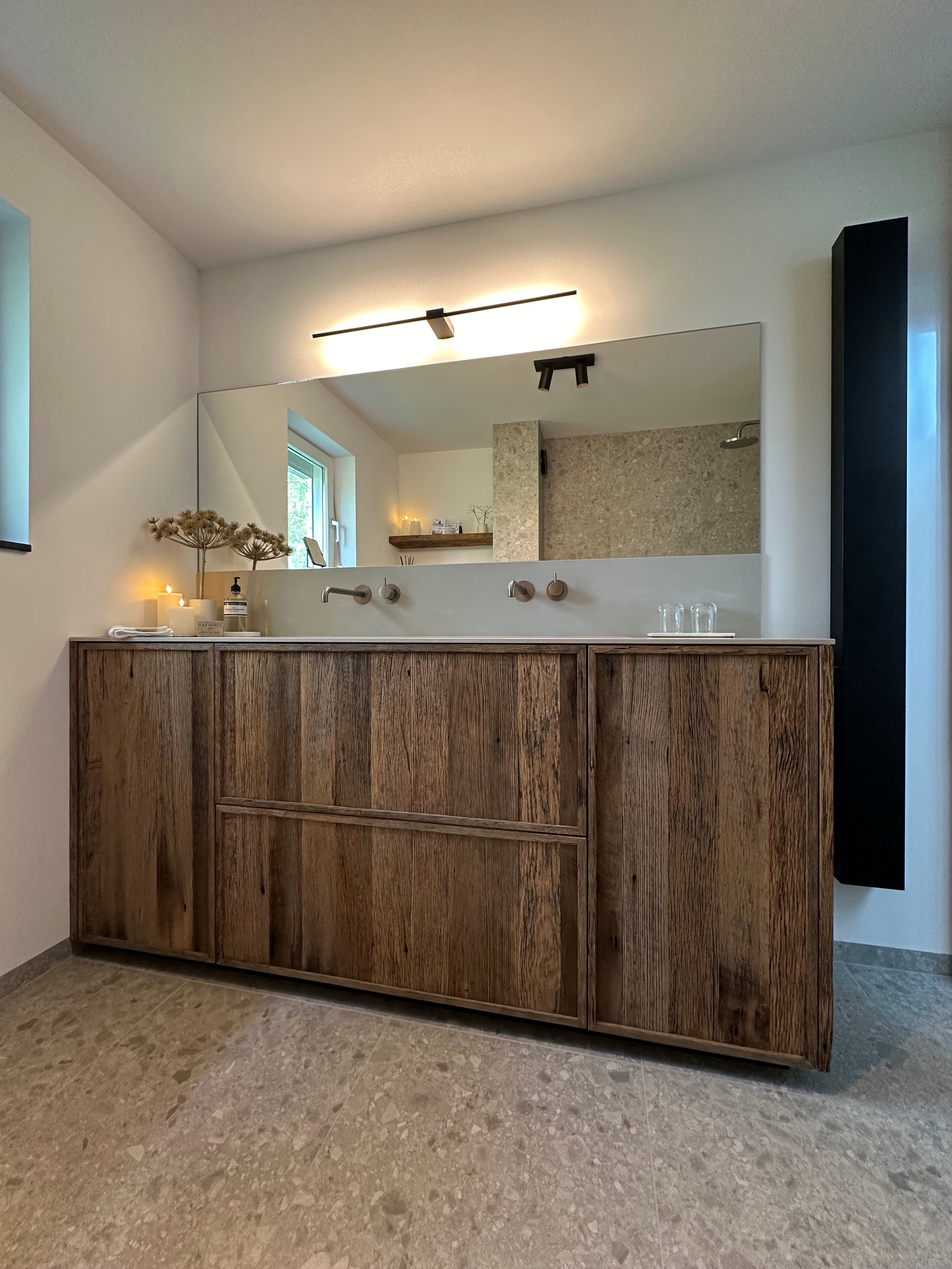Badkamerproject met eiken barnwood, Japandi meubel en taatsdeur-Robuust-Badkamer,badkamer-meubel,badkamer-meubel-op-maat,badkamerproject,barnwood-badkamer,eiken-barnwood,japandi-badkamer,japandi-interieur,maatwerk-badkamer,taatsdeur-interieur-Maatwerk badkamer Japandi | Robuust-OBLY