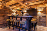 Bar in moderne Oostenrijkse sfeer met doorkijk openhaard-OBLY-Bar-Ontdek deze stijlvolle bar met warme houttinten en strakke lijnen. Een-OBLY