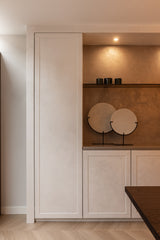 Before & after van een warme moderne woonkeuken en leefruimte-Studio Twentyfour-before and after woning,interieur renovatie,Keuken,maatwerk keuken,moderne woonkeuken,open leefruimte,visgraatvloer,warm modern interieur,woningrenovatie-Before & after moderne woonkeuken en leefruimte renovatie-OBLY
