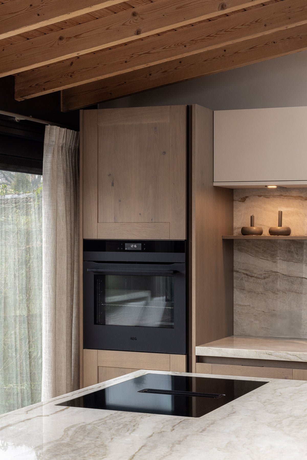 Before & after van een warme moderne woonkeuken en leefruimte-Studio Twentyfour-before and after woning,interieur renovatie,Keuken,maatwerk keuken,moderne woonkeuken,open leefruimte,visgraatvloer,warm modern interieur,woningrenovatie-Before & after moderne woonkeuken en leefruimte renovatie-OBLY