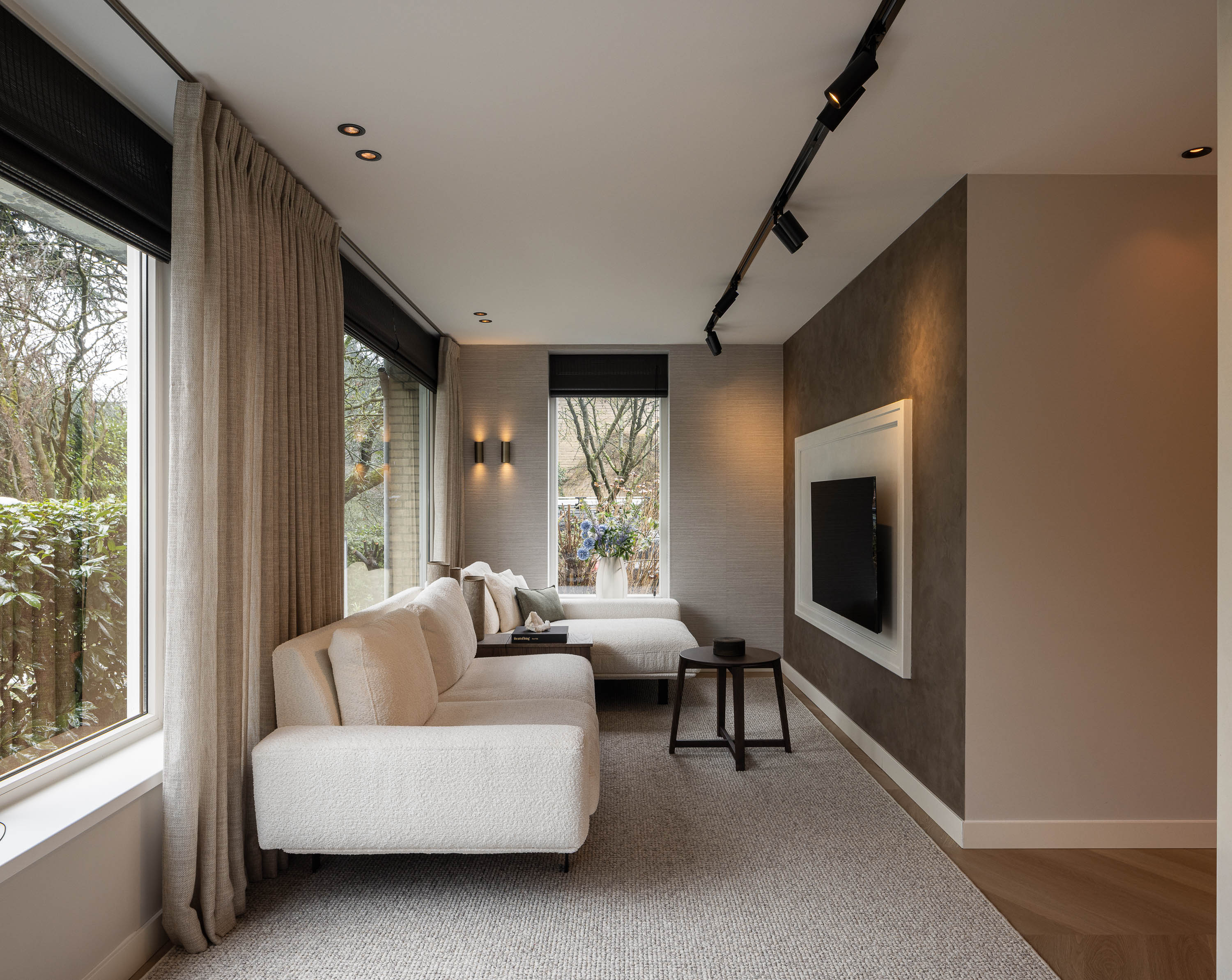 Before & after van een warme moderne woonkeuken en leefruimte-Studio Twentyfour-before and after woning,interieur renovatie,Keuken,maatwerk keuken,moderne woonkeuken,open leefruimte,visgraatvloer,warm modern interieur,woningrenovatie-Before & after moderne woonkeuken en leefruimte renovatie-OBLY