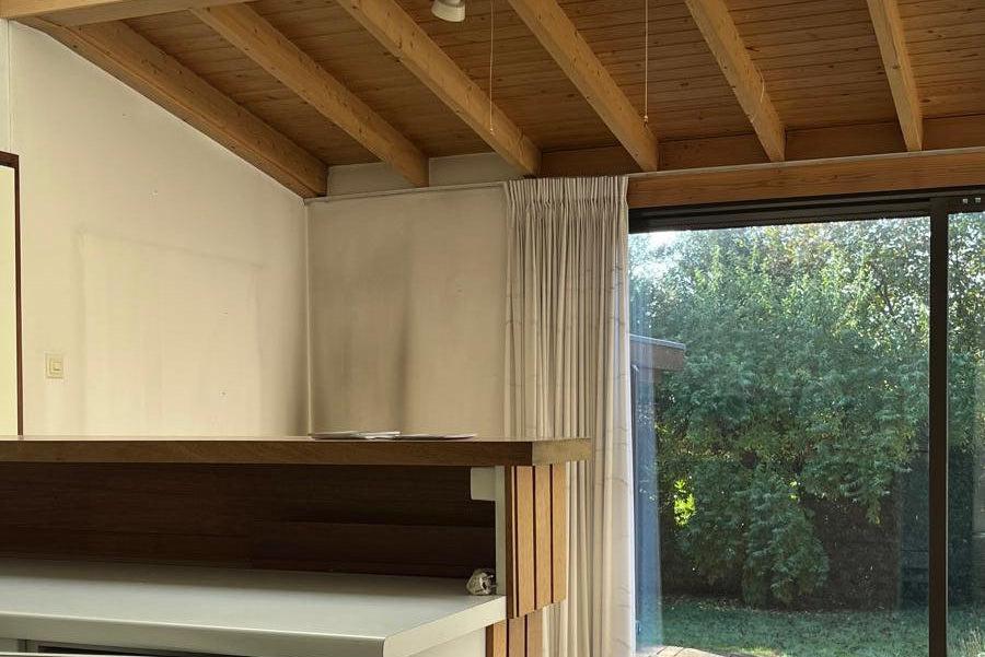 Before & after van een warme moderne woonkeuken en leefruimte-Studio Twentyfour-before and after woning,interieur renovatie,Keuken,maatwerk keuken,moderne woonkeuken,open leefruimte,visgraatvloer,warm modern interieur,woningrenovatie-Before & after moderne woonkeuken en leefruimte renovatie-OBLY