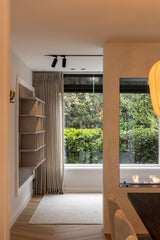 Before & after van een warme moderne woonkeuken en leefruimte-Studio Twentyfour-before and after woning,interieur renovatie,Keuken,maatwerk keuken,moderne woonkeuken,open leefruimte,visgraatvloer,warm modern interieur,woningrenovatie-Before & after moderne woonkeuken en leefruimte renovatie-OBLY