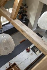 Betonvloer met gemixte materialen-Willem Designvloeren B.V.-betonlook interieur,gevlinderde betonvloer,industriële vloer,moderne betonvloer,naadloze vloer,onderhoudsvriendelijke vloer,robuuste vloer,slijtvaste vloer,vloer met karakter,woonkamer-Betonvloer met gemixte materialen-OBLY