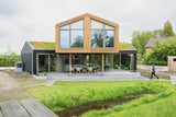 Bijzondere houten woning in de polder-Brandvries-duurzame houten woning,houten huis modern ontwerp,houten villa moderne architectuur,houten woning architectuur,keuken,moderne houten woning-Duurzame houten woning in het polderlandschap | Licht & ruimtelijk-OBLY