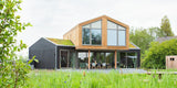 Bijzondere houten woning in de polder-Brandvries-duurzame houten woning,houten huis modern ontwerp,houten villa moderne architectuur,houten woning architectuur,keuken,moderne houten woning-Duurzame houten woning in het polderlandschap | Licht & ruimtelijk-OBLY