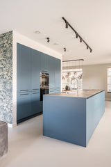 Blauwe keuken met kookeiland | Moderne woonkeuken-Iemms keukens & interieur-design keuken,keuken met hoge kastenwand,minimalistische keuken,moderne keuken-Blauwe keuken met kookeiland | Moderne woonkeuken-OBLY
