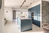 Blauwe keuken met kookeiland | Moderne woonkeuken-Iemms keukens & interieur-design keuken,keuken met hoge kastenwand,minimalistische keuken,moderne keuken-Blauwe keuken met kookeiland | Moderne woonkeuken-OBLY