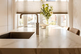 Blikvanger in nieuwbouwwoning Den Haag-Bij Linda interieuradvies-cinewall,Den Haag,Interieurontwerp,Keuken,nieuwbouwwoning-Keuken nieuwbouwwoning Den Haag | BIJ LINDA interieuradvies-OBLY