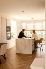 Blikvanger in nieuwbouwwoning Den Haag-Bij Linda interieuradvies-cinewall,Den Haag,Interieurontwerp,Keuken,nieuwbouwwoning-Keuken nieuwbouwwoning Den Haag | BIJ LINDA interieuradvies-OBLY