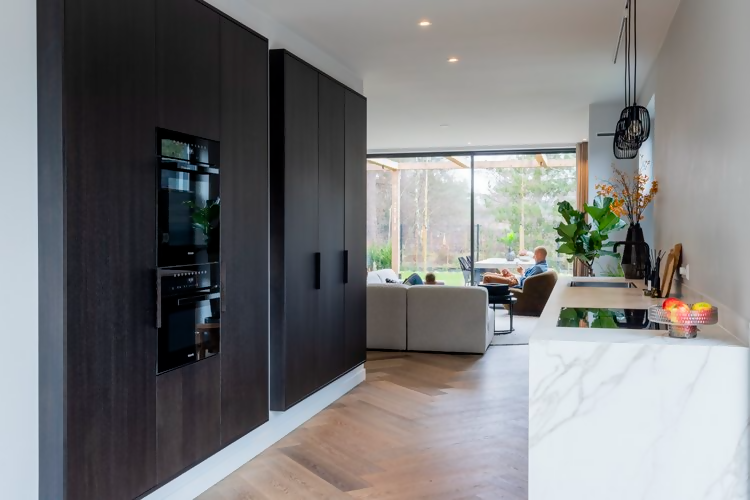 Bosrandwoning in Luxe Stijl-Studi-JO-binnen buiten verbinding,bosrandwoning,grote raampartijen,high end interieur,hout,Keuken,luxe woning,marmer werkblad,minimalistisch,modern interieur,natuurlijke materialen,open keuken,rustige kleuren,warm interieur-uxe Bosrandwoning | Stijlvol Wonen te Midden van de Natuur-OBLY