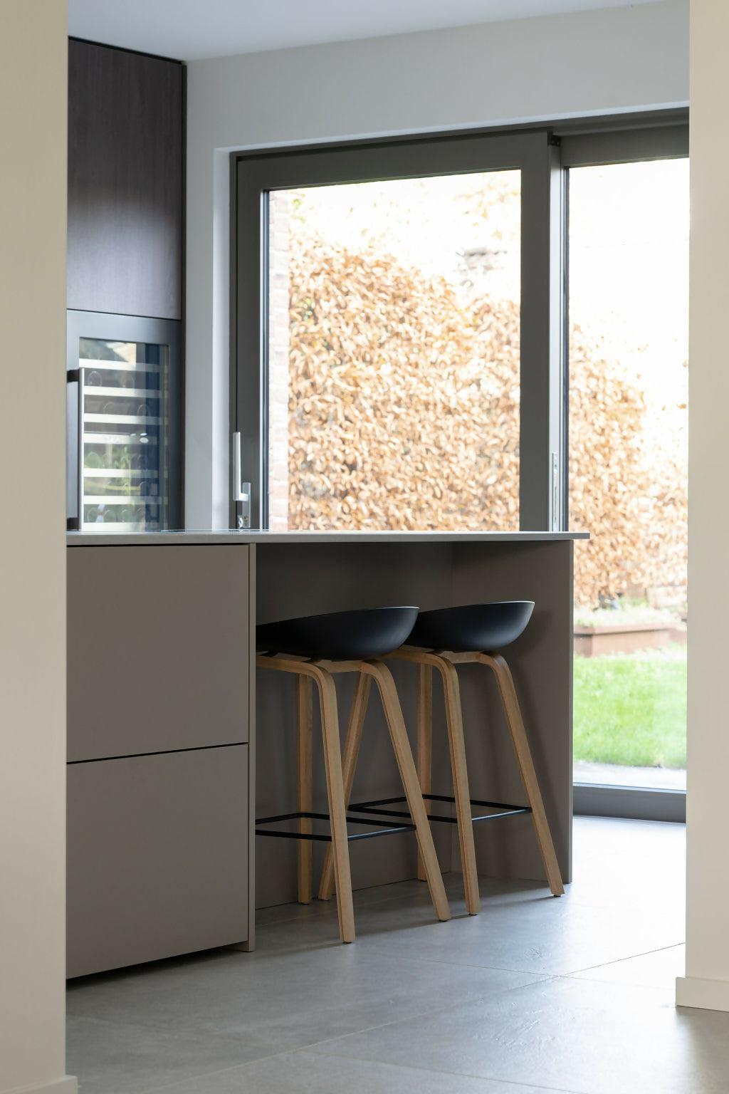 Complete renovatie en modernisering vrijstaande woning.-Elke Speck interieurontwerp-complete woningrenovatie,donkere interieurmaterialen,haardmeubel op maat,luxe woonkeuken,maatwerk interieurdesign,moderne verlichting interieur,moderne vrijstaande woning,Modernisering,open leefruimte,Renovatie,wijnklimaatkast keuken,Woonkamer-Complete renovatie en modernisering vrijstaande woning. -OBLY