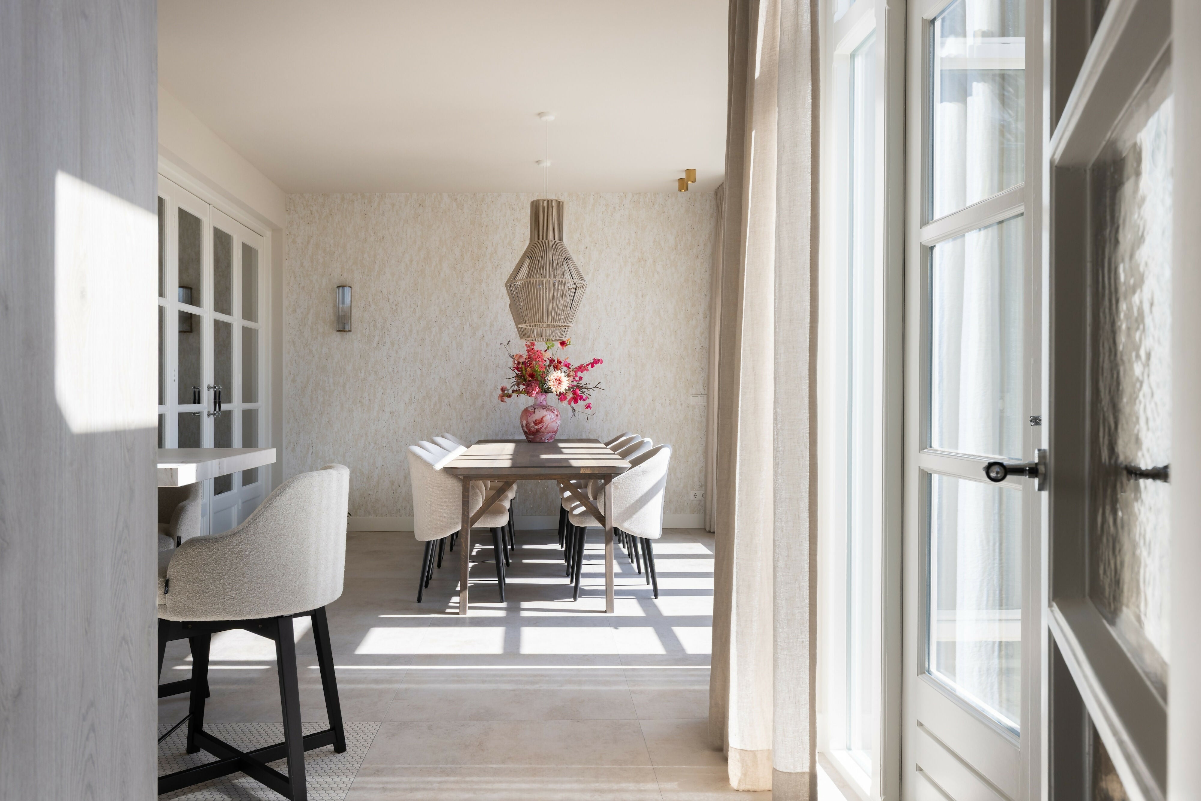 De Warme Woonkeuken-AG Interieur-lichte keuken interieur,luxe woonkeuken interieur,moderne keuken met hout,moderne woonkeuken design,open keuken met eiland,warme woonkeuken-Moderne woonkeuken – Het hart van het huis | Samen Thuis-OBLY