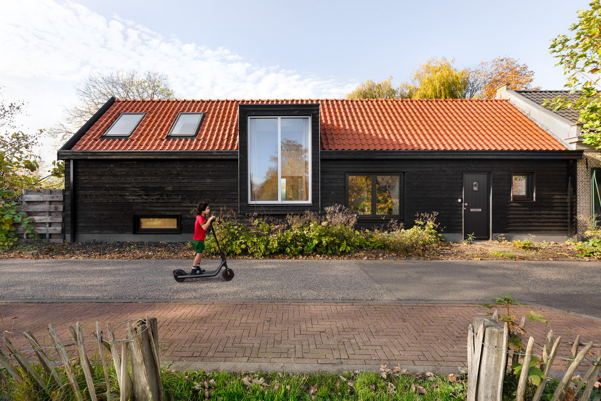 De transformatie van een historisch dijkhuis-BRANDVRIES – architectuur collectief-Aanbouw,Architectuur,glazen pui,houten gevelbekleding,Huis verbouwen,moderne woning,renovatie,schuurwoning,uitbouw,veranda,Verbouwing,Verbouwing inspiratie,Woning uitbreiden,Woningontwerp,Woningrenovatie,Wooninspiratie-Schuurwoning uitbreiden | Moderne uitbreiding met glas-OBLY