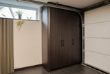 Donkere maatwerk kastmet geïntegreerde bergruimte-BVD TOTAALBOUW-donkere houten kast,interieur maatwerk kast,kastenwand op maat,moderne opbergkast-Donkere maatwerk kastenwand van hout | Moderne opbergkast-OBLY