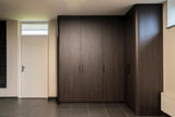 Donkere maatwerk kastmet geïntegreerde bergruimte-BVD TOTAALBOUW-donkere houten kast,interieur maatwerk kast,kastenwand op maat,moderne opbergkast-Donkere maatwerk kastenwand van hout | Moderne opbergkast-OBLY
