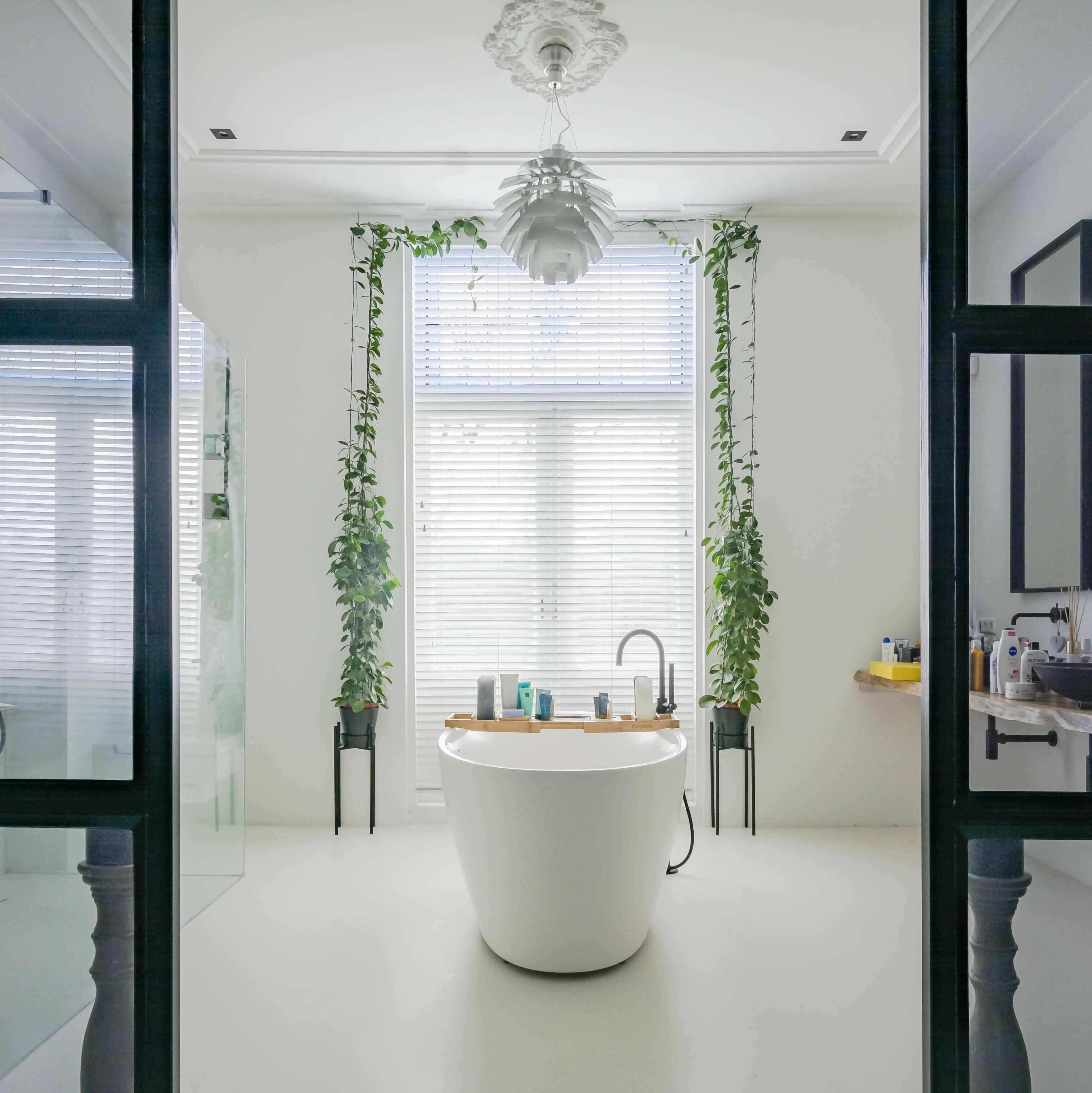 Douche met strakke badkamerwanden-Glad Douche-badkamer,minimalistische badkamerwand,moderne inloopdouche design,naadloze badkamerwanden,stijlvolle douche zonder tegels,strakke douchewand badkamer-Douche met strakke badkamerwanden-OBLY