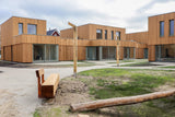 Duurzaam woonproject met houten gevelbekleding in Ommen-Prowood-duurzaam woonproject,eigentijds woonhof,groen wonen,houten gevelbekleding,moderne architectuur,moderne gevelbekleding,natuurlijke materialen,nieuwbouw woningen-Modern woonproject met houten gevelbekleding in Ommen-OBLY