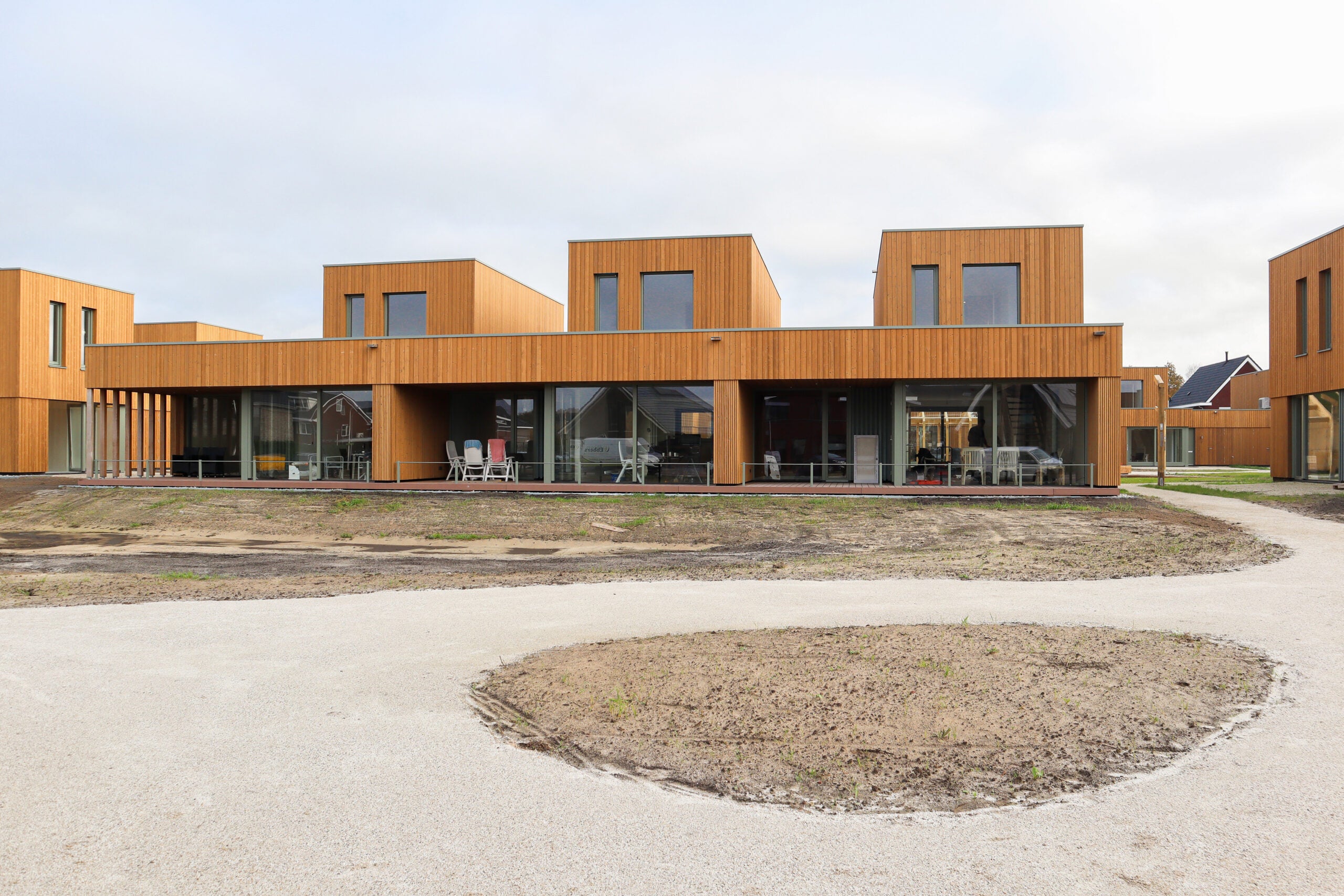 Duurzaam woonproject met houten gevelbekleding in Ommen-Prowood-duurzaam woonproject,eigentijds woonhof,groen wonen,houten gevelbekleding,moderne architectuur,moderne gevelbekleding,natuurlijke materialen,nieuwbouw woningen-Modern woonproject met houten gevelbekleding in Ommen-OBLY