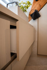 EEN KLEINE BADKAMER DIE TOCH GROOTS AANVOELT-Bij Linda interieuradvies-Badkamer,Badkamer inspiratie,badkamer met dakkapel,Inloopdouche,Kleine badkamer,maatwerk wastafelmeubel-Kleine badkamer met inloopdouche | BIJ LINDA-OBLY