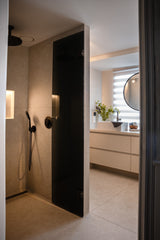 EEN KLEINE BADKAMER DIE TOCH GROOTS AANVOELT-Bij Linda interieuradvies-Badkamer,Badkamer inspiratie,badkamer met dakkapel,Inloopdouche,Kleine badkamer,maatwerk wastafelmeubel-Kleine badkamer met inloopdouche | BIJ LINDA-OBLY