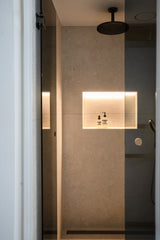 EEN KLEINE BADKAMER DIE TOCH GROOTS AANVOELT-Bij Linda interieuradvies-Badkamer,Badkamer inspiratie,badkamer met dakkapel,Inloopdouche,Kleine badkamer,maatwerk wastafelmeubel-Kleine badkamer met inloopdouche | BIJ LINDA-OBLY