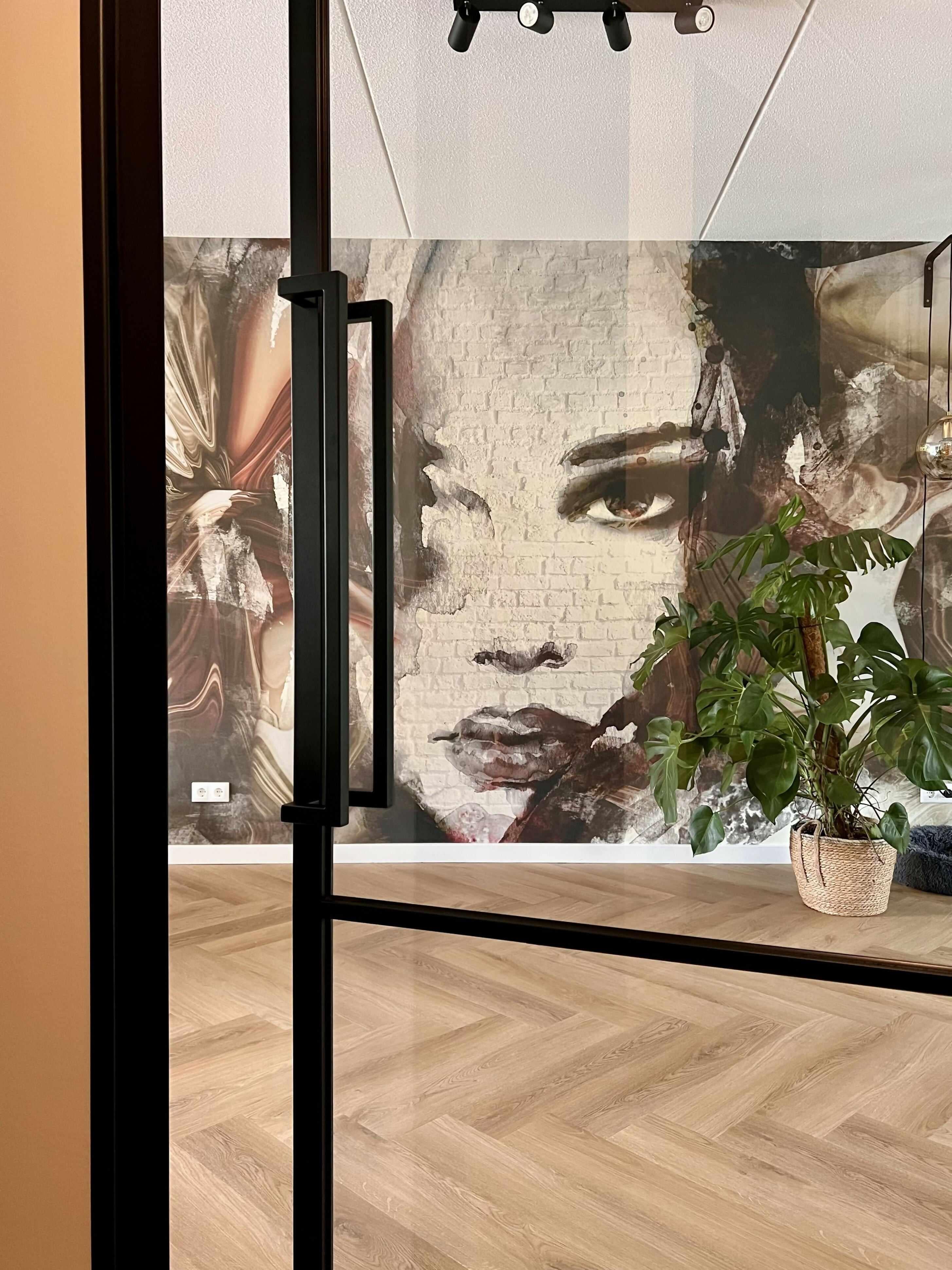 ENTREE WONING MET EEN EYECATCHER WAND-MICK MATCH-Entree,Eyecatcher wand,Glazen wand,Hal,Interieur,Wanddecoratie-OBLY